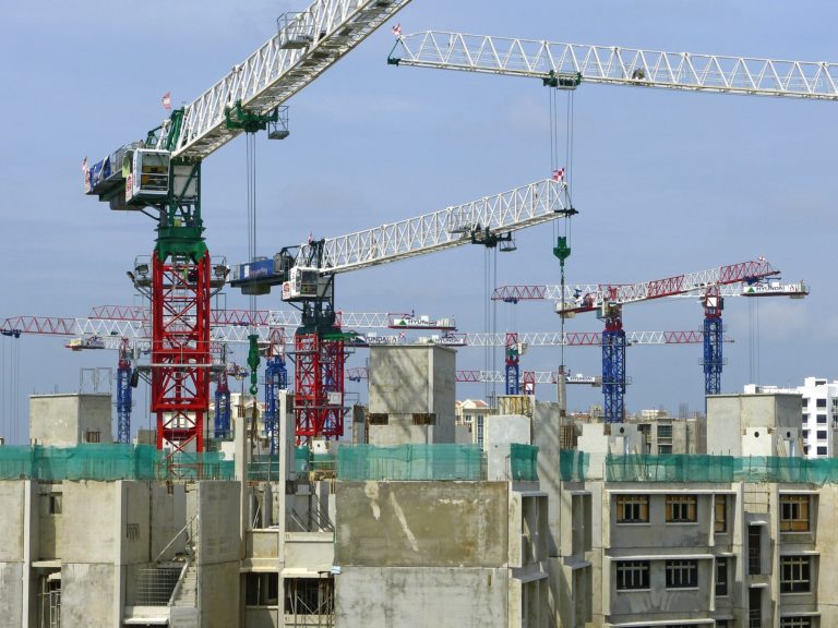 Nombreuses grues sur un chantier de construction.